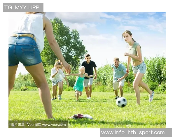 清晨的阳光下与朋友们一起踢足球感受活力与快乐的时光