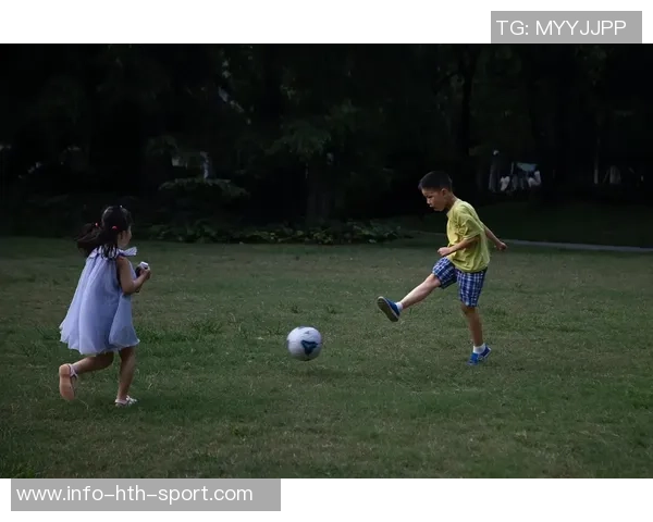 男孩子学足球的乐趣与成长之路探索体育精神与团队合作的重要性 男孩子学足球的乐趣与成长之路探索体育精神与团队合作的重要性